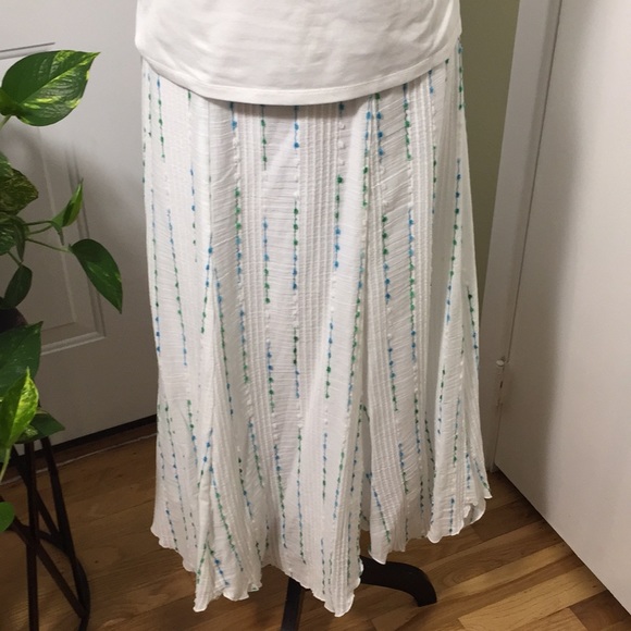 dressbarn Dresses & Skirts - Beautiful 💯 percent cotton white skirt🌿🍃